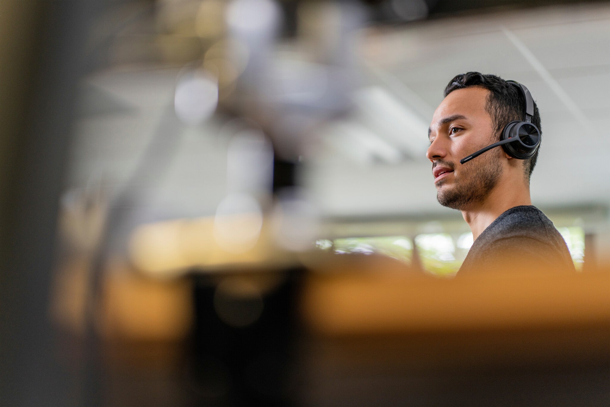 HP Poly Voyager 4320 certificados para Microsoft Teams, Auriculares USB-A + Dongle BT700