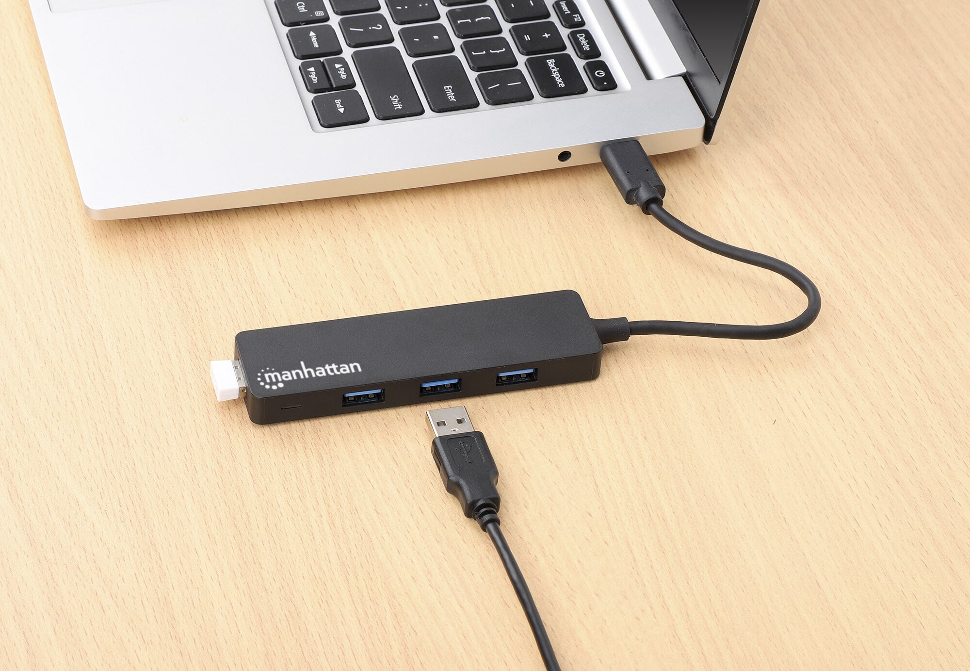 Manhattan Hub USB 3.2 Gen 1 de 4 puertos USB-A USB 3.2 Gen 1, de Tipo-C macho a 4 conectores Tipo A hembra, velocidad de transferencia hasta 5 Gbps, energía por medio del bus, negro