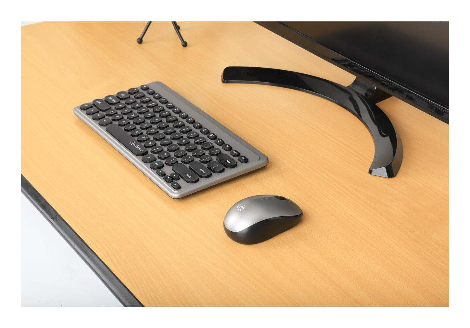 Manhattan Un solo receptor USB-A Nano para ambos, teclado inalámbrico con 12 teclas multimedia/función, mouse óptico ambidiestro con tres botones y rueda de desplazamiento, 1200 ppp, negro/plateado
