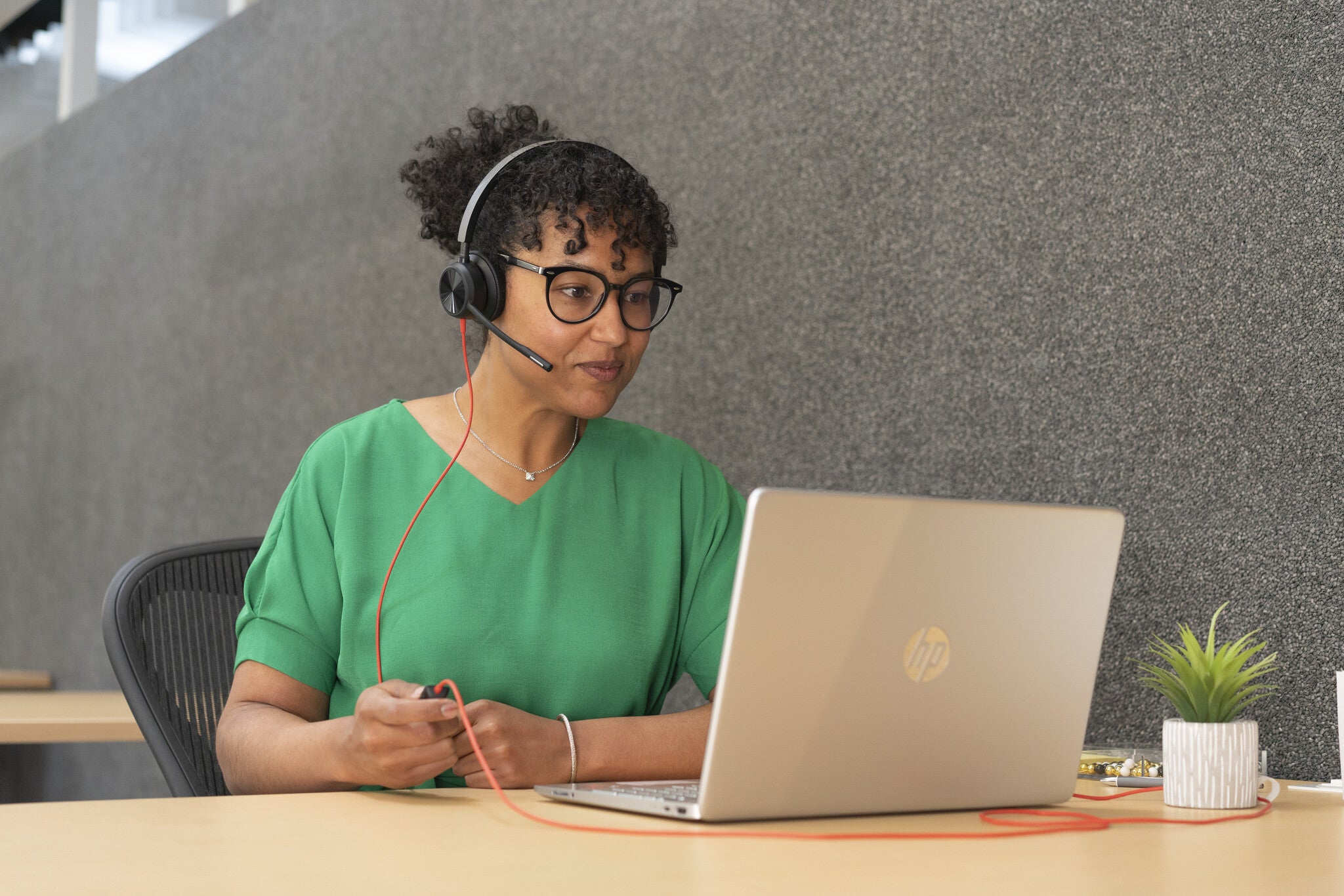 HP Poly Auriculares estéreo USB-C Poly Blackwire 8225 + adaptador USB-C/A